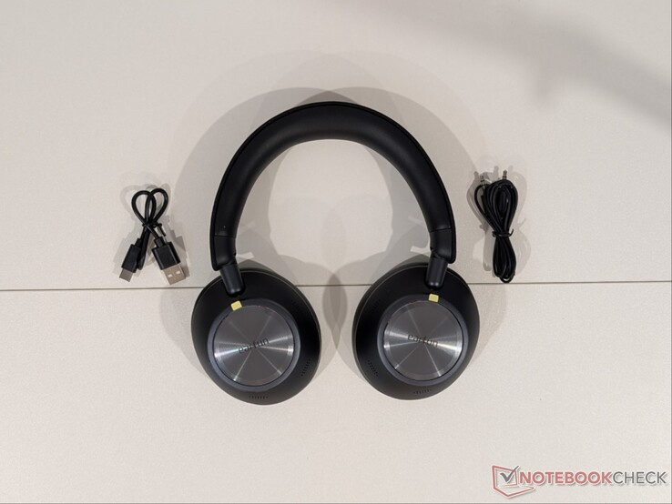 Wave Pro X fejhallgató, USB-A–USB-C töltőkábel, 3,5 mm-es audiokábel.