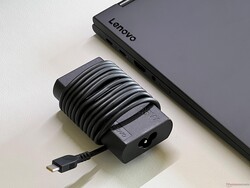 Kompakt 65W-os tápegység