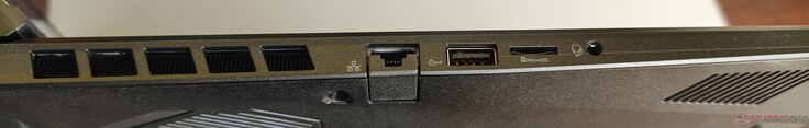 bal oldalon: RJ45-LAN, USB-A 2.0, micro-SD, Line-In/Out