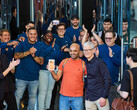 Tim Cook a legújabb generációs iPhone, a Apple Watch és az AirPods Pro piaci bevezetését ünnepli a vásárlókkal és a csapat tagjaival a Apple New York-i Fifth Avenue-n. (Kép forrása: Apple)