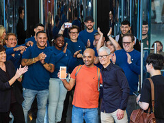 Tim Cook a legújabb generációs iPhone, a Apple Watch és az AirPods Pro piaci bevezetését ünnepli a vásárlókkal és a csapat tagjaival a Apple New York-i Fifth Avenue-n. (Kép forrása: Apple)
