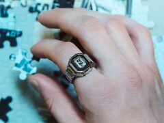 A Casio CRW-H001 hasonló kialakítású lehet, mint a régebbi CRW-001 (a képen)