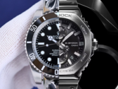 A Rolex Submariner - egy népszerű mechanikus óra (balra) és a Casio GMC-B2100D-1A kvarcóra (jobbra). (A kép forrása: Merit Trends és Casio - szerkesztés)