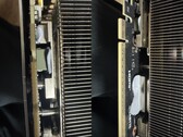 A Gigabyte RTX 5080 GPU-ban használt hőgél a NYÁK felé szivárog. (Kép forrása: Quasar Zone)