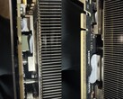 A Gigabyte RTX 5080 GPU-ban használt hőgél a NYÁK felé szivárog. (Kép forrása: Quasar Zone)