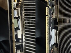 A Gigabyte RTX 5080 GPU-ban használt hőgél a NYÁK felé szivárog. (Kép forrása: Quasar Zone)