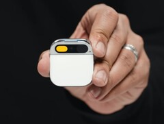 Az OpenAI állítólagos mesterséges intelligencia eszköze nagyjából úgy fog működni, mint a képen látható, balszerencsés sorsú Humane AI Pin. (Kép forrása: Humane a YouTube-on)