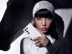 A RedMagic 11 Air megerősítést nyert, hogy a Snapdragon 8 Elite meghajtásáról van szó. A képen: egy nő a Stardust White színű modellt tartja a kezében. (Kép forrása: RedMagic - szerk.)