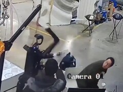 A Unitree H1 humanoid robot vadul csapkod egy teszt során. (Kép forrása: OSINTdefender via X korábban Twitter)