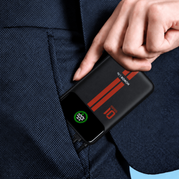 Honor Life power bank beépített kijelzővel, egy ruhazsebben ábrázolva