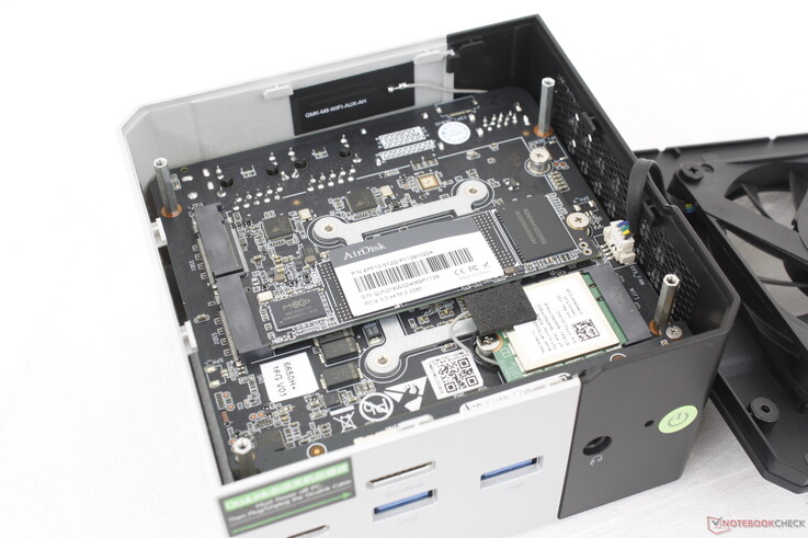 Legfeljebb két M.2 2280 SSD támogatott. Bár ezek nem rendelkeznek hőelosztókkal, a hűtés érdekében közvetlenül felettük egy ventilátor található