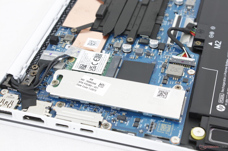 A kivehető WLAN modul a kivehető M.2 2280 PCIe4 x4 NVMe SSD mellett helyezkedik el