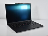 Hatalmas teljesítménynövekedés a pehelysúlyú, 1 kg alatti rendszerhez: A Lenovo Arrow Lake H-t kínál a ThinkPad X1 Carbon Gen 13 laptopban (kép forrása: Benjamin Herzig/Notebookcheck)