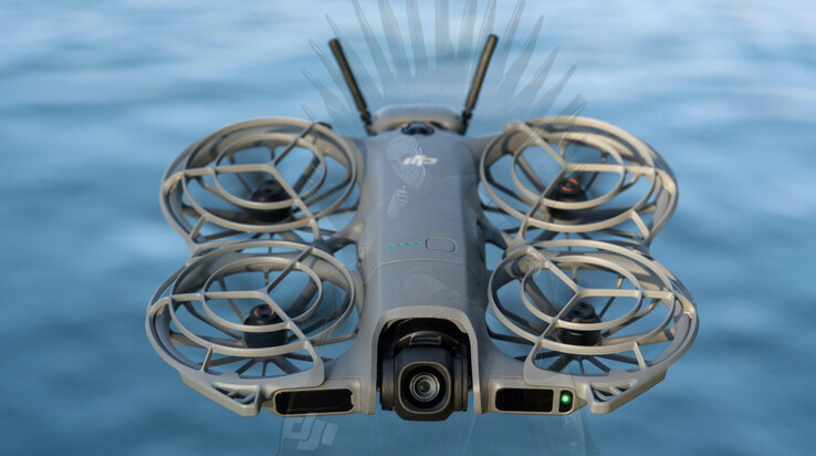 Közelkép a DJI Neo 2-ről repülés közben. (Kép forrása: Igor Bogdanov)