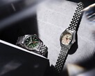 A zöld számlapos Seiko 5 Sports Field GMT HDB001 és a krém színű számlapos HDB002 modellek egymás mellett láthatók rozsdamentes acélból készült, ötszemcsés karkötőn, mindkettő rögzített 24 órás kerettel és narancssárga GMT-mutatóval rendelkezik.