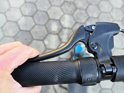 A SoFlow robogó fékjét be kell állítani.