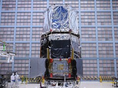 A NASA mérnökei a Nancy Grace Roman űrteleszkóp napellenzőjét szerelik (Kép forrása: NASA és Sophia Roberts)