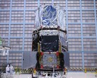 A NASA mérnökei a Nancy Grace Roman űrteleszkóp napellenzőjét szerelik (Kép forrása: NASA és Sophia Roberts)