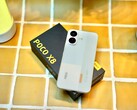 A Xiaomi Poco X8 sokáig bírja, strapabíró, és a víz sem hozza zavarba.