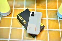 A Xiaomi Poco X8 sokáig bírja, strapabíró, és a víz sem hozza zavarba.