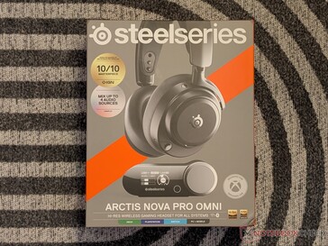 Az Arctis Nova Pro Omni fejhallgató kiskereskedelmi csomagolása.