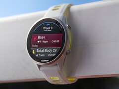 A Forerunner 970 a fehérkő és az áttetsző erősítő sárga színkombinációval. (Kép forrása: Garmin)