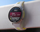 A Forerunner 970 a fehérkő és az áttetsző erősítő sárga színkombinációval. (Kép forrása: Garmin)