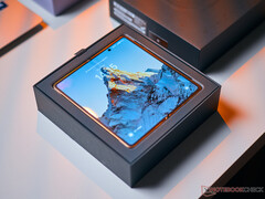 A Honor Magic V6 nem tudja teljesen elrejteni a kijelző belső gyűrődését, ha ferde szögből nézzük.