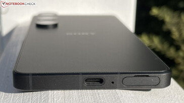 Alul: alapszegély: SIM/microSD