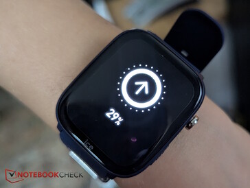 A gyermek csuklóján: frissítve az alkalmazás párosítása után