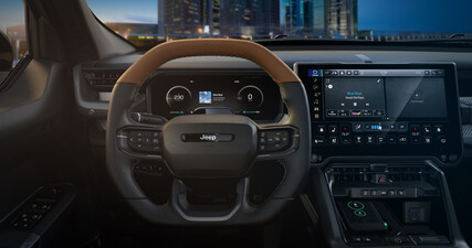 A Recon digitális pilótafülkéje egy 14,5 hüvelykes érintőképernyős központi kijelzővel és egy 12,3 hüvelykes vezetői kijelzővel rendelkezik. Speciális terepasztal-alkalmazások segítik a navigációt a zord terepen. (Kép forrása: Jeep)