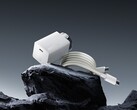 A OnePlus új GaN töltője palack alakú. (Kép forrása: OenPlus)