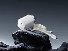 A OnePlus új GaN töltője palack alakú. (Kép forrása: OenPlus)