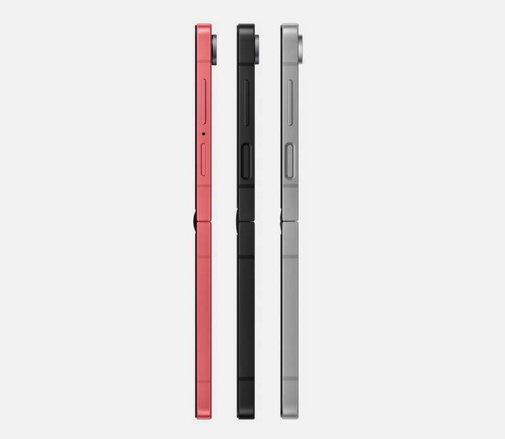 A Samsung Galaxy Z Flip7 (balra) a Galaxy Z Flip7 FE (középen) és a Galaxy Z Flip6 (jobbra) összehasonlítása.
