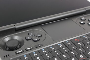 A touchpad a kis 7 hüvelykes képernyőhöz képest megfelelő méretű