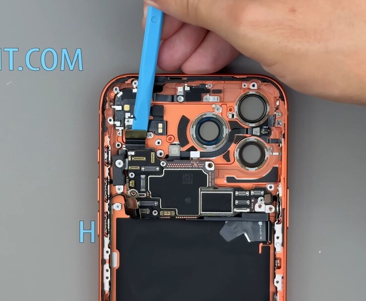 Az iPhone 17 Pro Max hőképe, amely a hőeloszlást mutatja a hátsó kamera körül (Kép forrása: How-FixIT via YouTube)