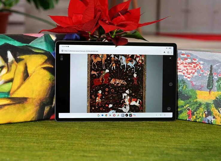 A 12,7 hüvelykes kijelző 144 Hz-es frissítési frekvenciát és 98%-os sRGB lefedettséget kínál.