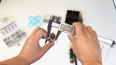 Egy kép a drónról a kezében (Kép forrása: Hoarder Sam; képernyőkép)