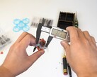 Egy kép a drónról a kezében (Kép forrása: Hoarder Sam; képernyőkép)