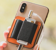 Az opcionális mágneses dongle-tok bármely MagSafe-kompatibilis telefonhoz rögzíthető.