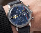 A csuklón viselt Peanuts® x Timex Marlin® kronográf kék számlappal, perforált kék bőr szíjjal és Snoopy-témájú kronográf-kialakítással.