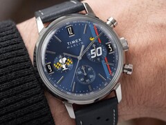 A csuklón viselt Peanuts® x Timex Marlin® kronográf kék számlappal, perforált kék bőr szíjjal és Snoopy-témájú kronográf-kialakítással.