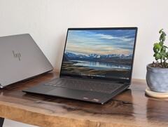 Az OmniBook X Flip 14 külsőre ugyanúgy néz ki, mint az OmniBook X 14 hagyományos kialakítású modellje, de az egyik sokkal gyorsabb grafikus teljesítményt nyújt