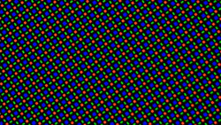 Az OLED kijelző egy RGGB alpixel mátrixot használ, amely egy piros, egy kék és két zöld LED-ből áll.