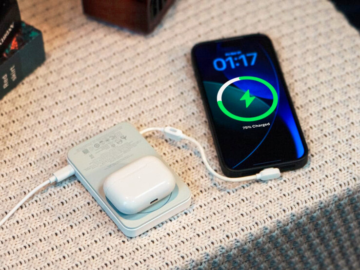 Az új Rapid Mag Qi2.2 Magnetic Power Bank egyszerre három készüléket képes tölteni. (Kép forrása: EcoFlow)