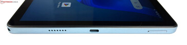 jobbra: 3,5 mm-es fejhallgató-csatlakozó, hangszórók, USB-C 2.0, hibrid SIM/microSD foglalat