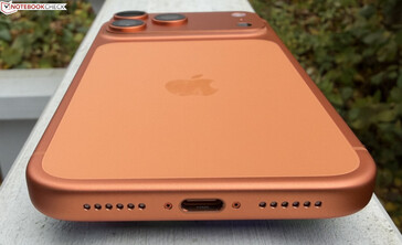 Alul: mikrofon, USB-C, hangerő