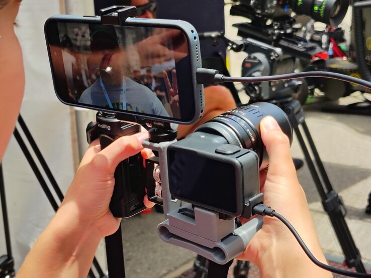 Mission 1 Pro ILS 3D-nyomtatott foglalattal, bal oldali Small Rig markolattal, USB-csatlakoztatható okostelefonnal és TTArtisan APS-C 40mm F2.8 makró objektívvel.