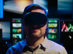 A képen egy Valve Steam Frame VR-headsetet viselő játékos látható