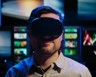 A képen egy Valve Steam Frame VR-headsetet viselő játékos látható